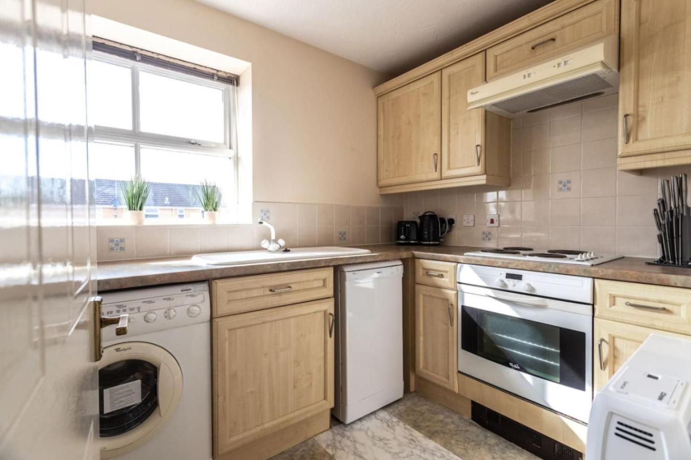 Apartment Thorley In North Swindon, Sleeps 4 In 2 Bedrooms, Long Disc, Parking *