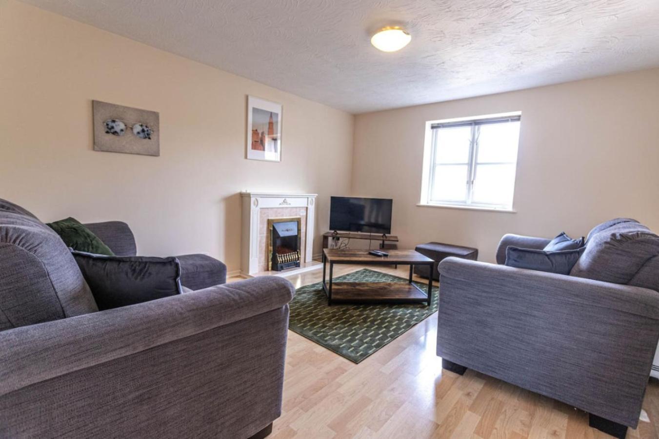 Apartment Thorley In North Swindon, Sleeps 4 In 2 Bedrooms, Long Disc, Parking