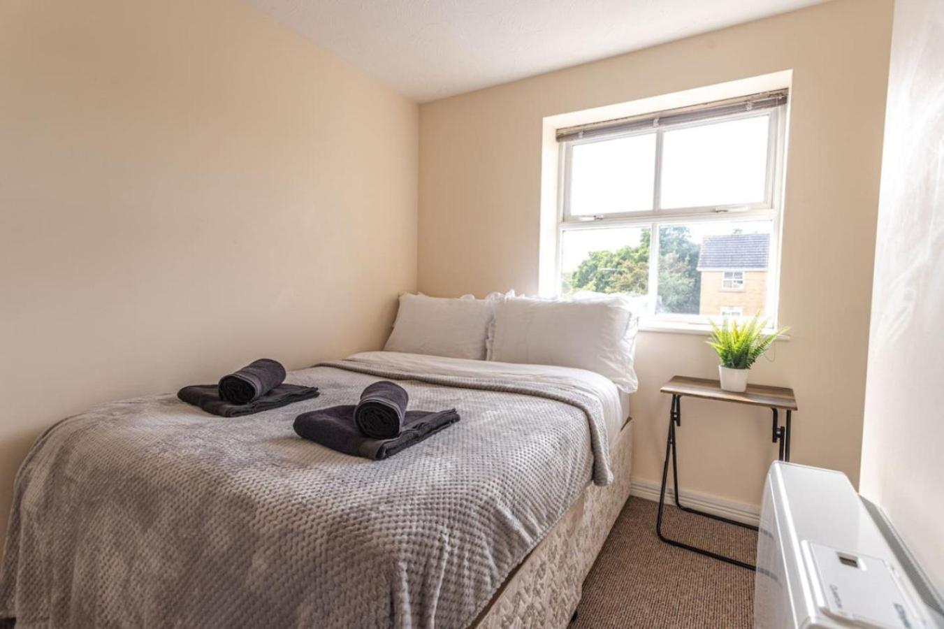 Apartment Thorley In North Swindon, Sleeps 4 In 2 Bedrooms, Long Disc, Parking *